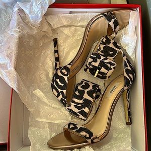 Guess size 8.5 heels. Brown leopard print with gold.